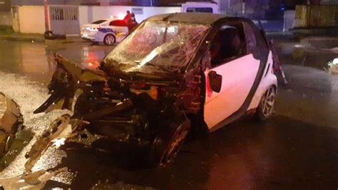 İ­z­m­i­r­­d­e­ ­D­e­v­r­i­l­e­n­ ­O­t­o­m­o­b­i­l­d­e­ ­B­u­l­u­n­a­n­ ­2­ ­K­i­ş­i­ ­Y­a­r­a­l­a­n­d­ı­